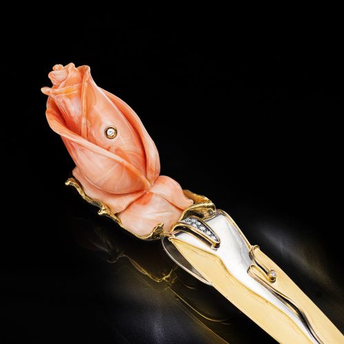 Tagliacarte con rosa in corallo