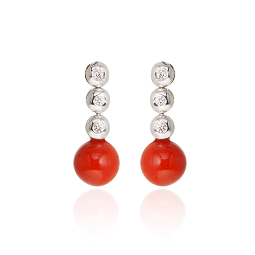 Orecchini Chic con Sfere in Corallo Rosso e Tris di Diamanti