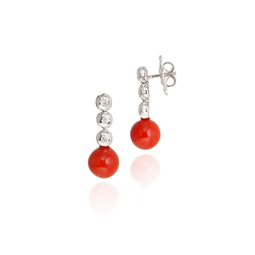 Orecchini Chic con Sfere in Corallo Rosso e Tris di Diamanti
